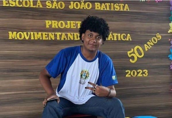Jovem morre após celular explodir enquanto carregava perto da cama em Rio Branco