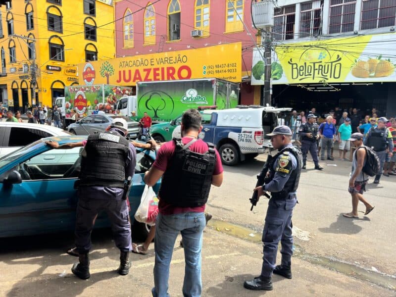 Polícia prende 16 pessoas com facas, canivetes e punhais no Centro de Manaus