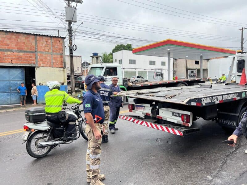 Sucatas e veículos abandonados são apreendidos durante fiscalização em Manaus