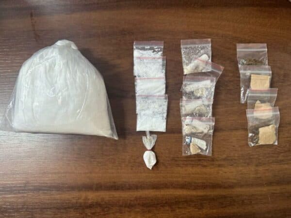 Adolescente de 17 anos é apreendido vendendo drogas em beco de Manaus