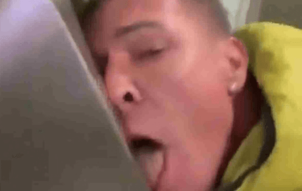 Político é expulso do partido alemão após lamber vasos sanitários