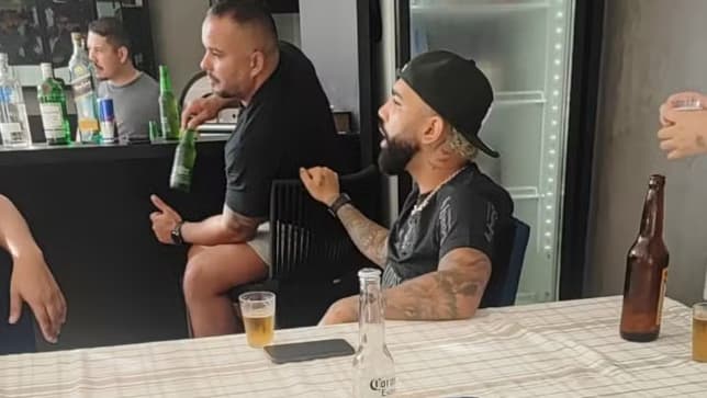 Flamengo tira a camisa 10 de Gabigol após atacante aparecer em foto com uniforme do Corinthians