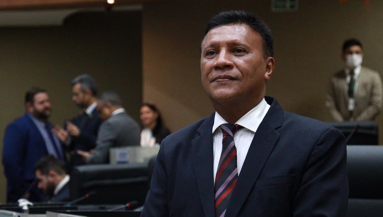 Coisa de “menino de vó”, diz Marcel Alexandre sobre críticas de David Almeida a vereadores