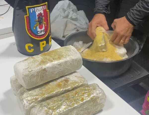 Droga escondida em meio à goma e farinha de mandioca é apreendida no Amazonas