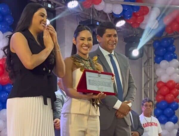 VÍDEO: Isabelle Nogueira recebe título de embaixadora do Festival Folclórico de Parintins