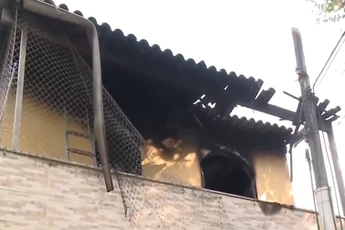 Proibido de faltar aula, adolescente confessa que matou os pais a marteladas e incendiou quarto, no RJ