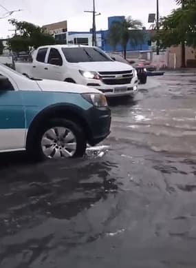 VÍDEOS: Manaus registra alagamentos e deslizamentos durante temporal nesta segunda (27/05)