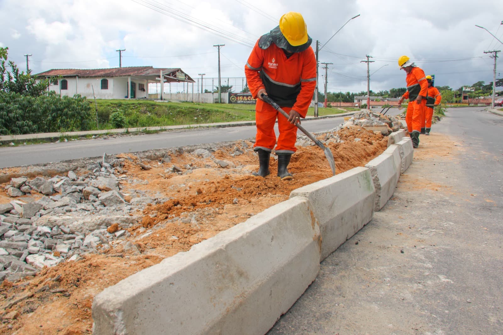 Manaus: Seminf abre processo seletivo com 320 vagas para pedreiros e serventes