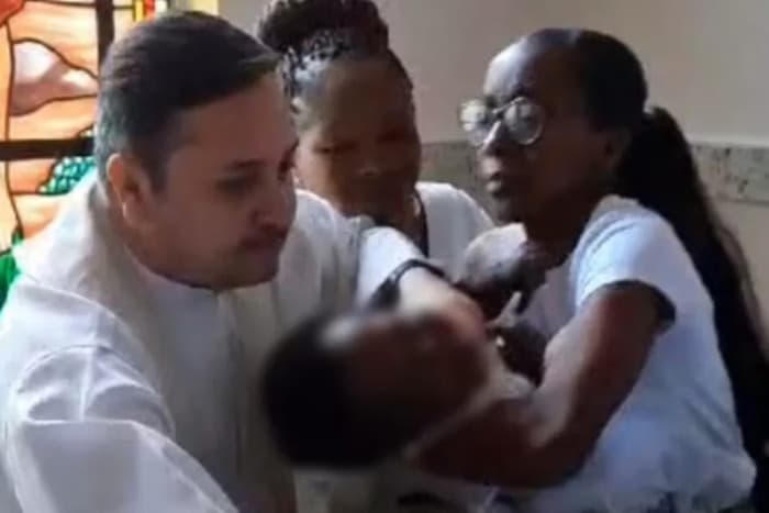 Após puxar cabeça de bebê durante batismo, padre é afastado e fará retiro espiritual