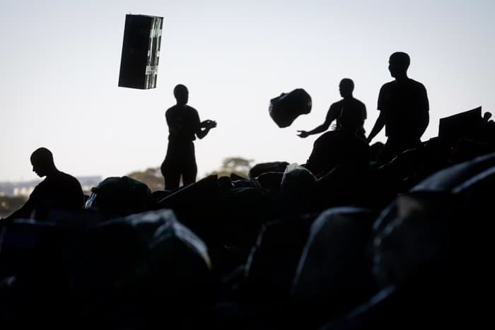 Capitão dos bombeiros do Paraná é preso acusado de desviar doações para o RS