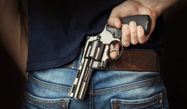 Aluno de medicina saca arma de fogo e faz ameaças dentro da Universidade Nilton Lins