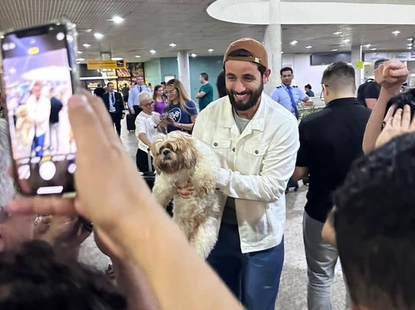 VÍDEO: Ex-BBB Matteus recebe o carinho do público ao desembarcar em Manaus para encontrar Isabelle