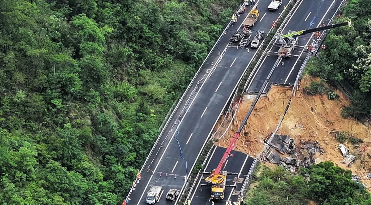 VÍDEO: Rodovia desmorona na China e 19 pessoas morrem após carros serem soterrados