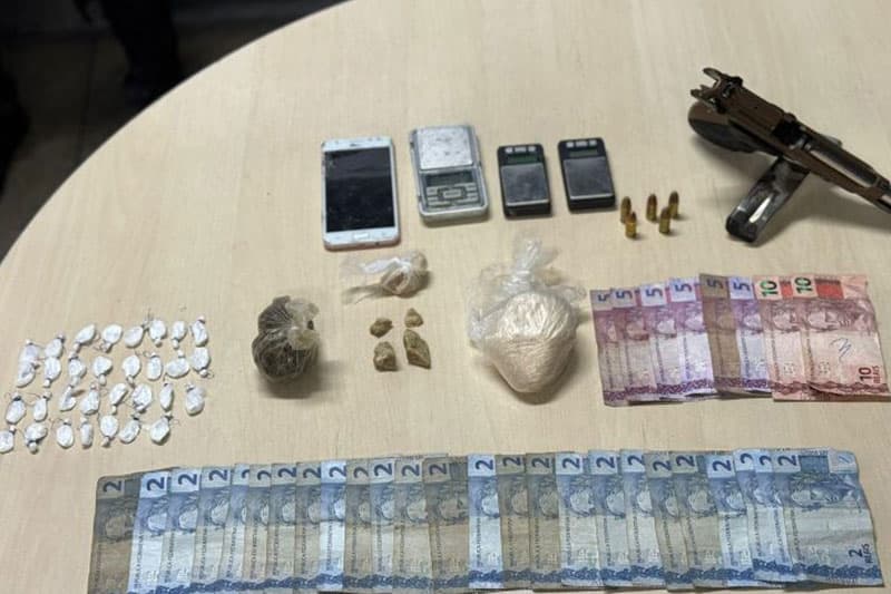 Rocam Motos prende homem com drogas e arma no Centro de Manaus