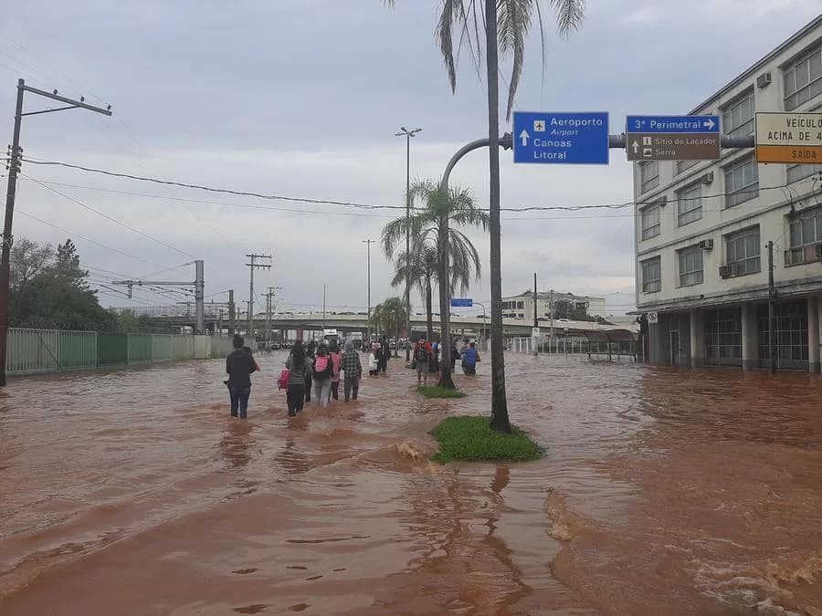 Em Porto Alegre, famílias deixam suas casas e esperam por ajuda em avenida