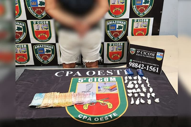 Após denúncia, homem é preso em posse de 30 porções de cocaína