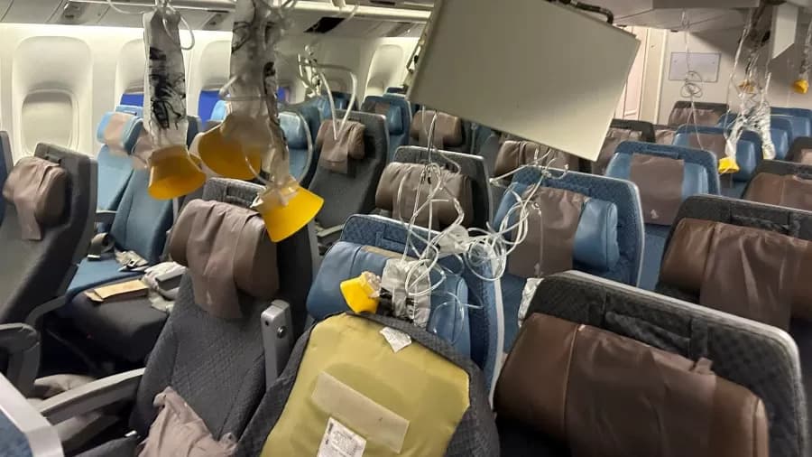 Feridos por turbulência em voo da Singapore Airlines sofreram lesões no cérebro e na coluna