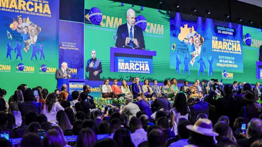 “Não é possível o país ser rico se a cidade é pobre”, afirma Lula em Marcha dos Prefeitos