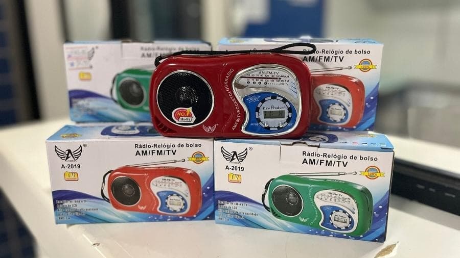 Rádio de pilha se torna essencial para comunicação nas enchentes no RS