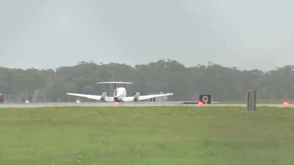 VÍDEO: Avião faz pouso de emergência após trem de pouso falhar, na Austrália