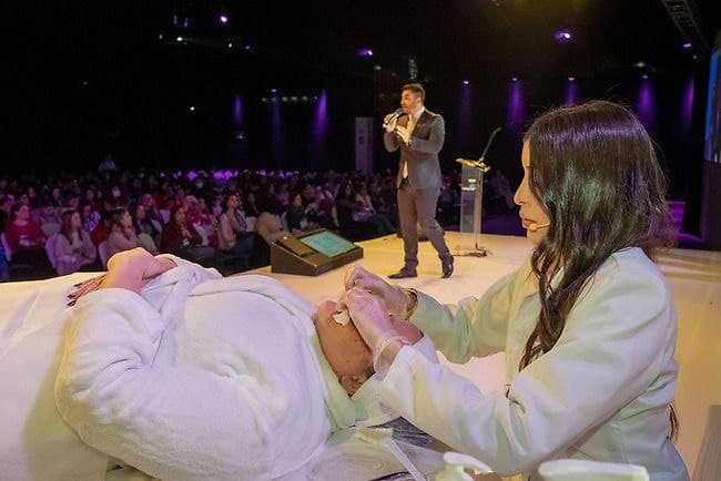 Teatro Manauara recebe feira de cosméticos destinada a profissionais da saúde estética