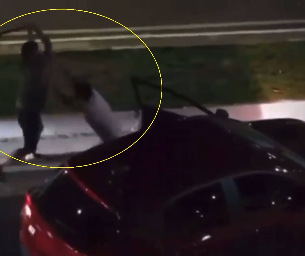 VÍDEO: Homem com terçado ataca motorista durante briga de trânsito, em Manaus