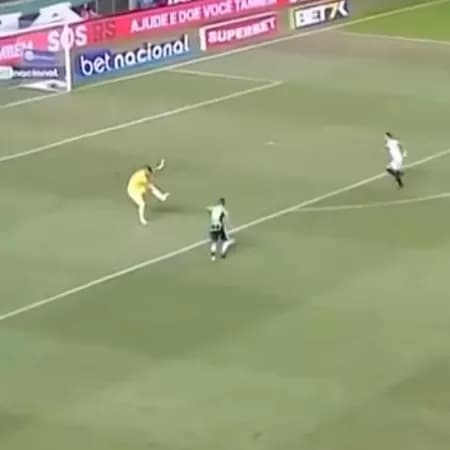 Ex-árbitros analisam polêmica contra Santos; jogador menciona “hipocrisia”