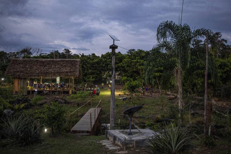 Benefícios ou malefícios? Site americano relata vícios de indígenas com o uso da internet