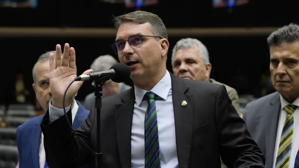 Flávio Bolsonaro sobre PEC das Praias: “São de uso comum de todos os brasileiros e vão continuar sendo”