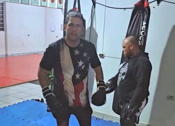 VÍDEO: Após briga em sessão, deputado desafia Janones para luta no ringue: “Deitar na porrada”