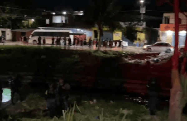 VÍDEO: Assaltante é jogado no igarapé após ser espancado em Manaus