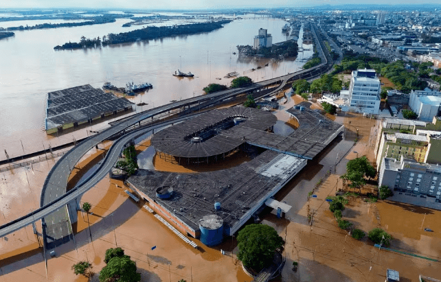 Rodoviária de Porto Alegre reabre após um mês fechada devido às enchentes
