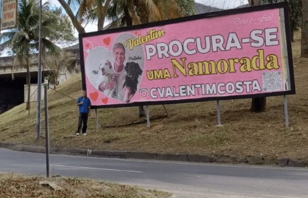 Viúvo que espalhou outdoors em busca de namorada recebe mais de 20 mil mensagens