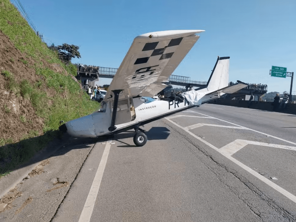 VÍDEO: Avião faz pouso forçado em Rodovia de SP