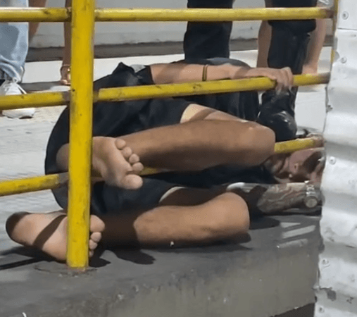 VÍDEO: Assaltante é agredido por passageiros após assalto em terminal de ônibus, em Manaus