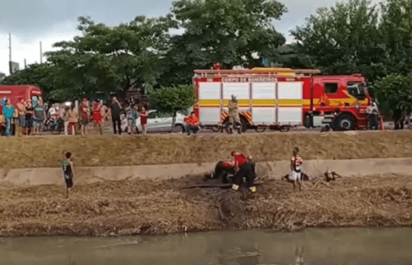 VÍDEO: Bombeiros tentam resgatar homem que está preso há mais de 11 horas dentro de bueiro, em Manaus