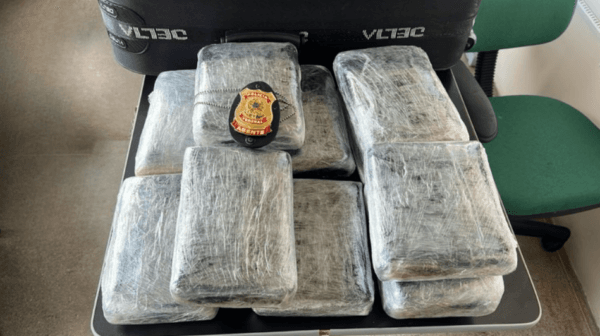 Mulher é presa em aeroporto do AM com 15 kg de maconha dentro de mala