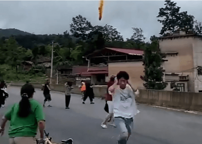 VÍDEO: Destroços de foguete atingem vilarejo, na China