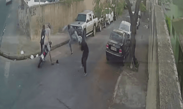 VÍDEO: Criminosos levam ‘voadora’ e saem mancando durante tentativa de assalto, em MG