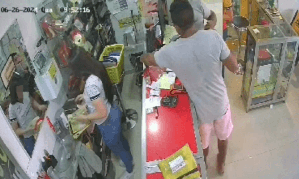 VÍDEO: Homem finge ser cliente e furta celular dentro de ótica, em Manaus