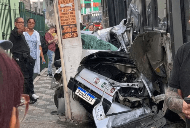 Motorista de ônibus que imprensou carro em SP teve mal súbito