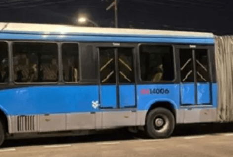 Bandidos assaltam passageiros dentro de ônibus da linha 640 em Manaus