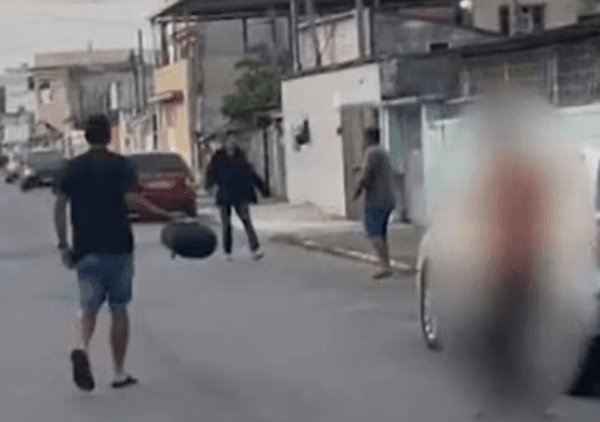 VÍDEO: Gari é esfaqueada no tórax pelo ex-marido, em Belford Roxo, no RJ