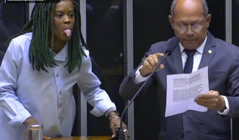 VÍDEO: Deputada do PT mostra a língua para colega do PL em sessão na Câmara
