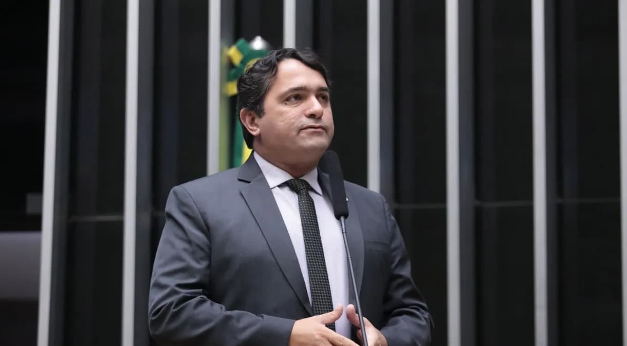 Após votar contra a cassação de Janones, Júnior Lourenço pode ser expulso do PL por “traição”