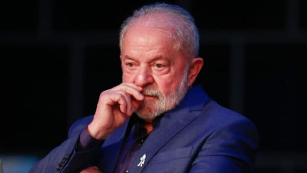 Após retorno da Europa, Lula se reúne com ministros para discutir revisão de gastos públicos