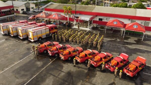 Bombeiros e veículos são enviados para 12 municípios do AM para combate a impactos à estiagem