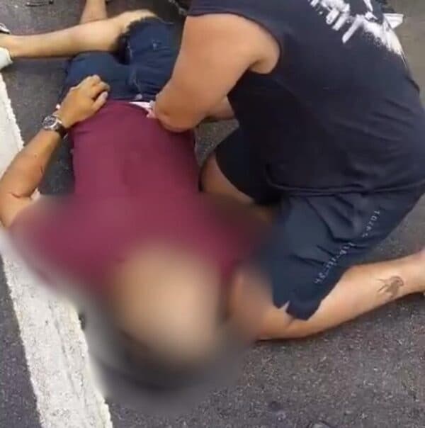 VÍDEO: Motociclista morre após colidir na traseira de carreta, em Manaus