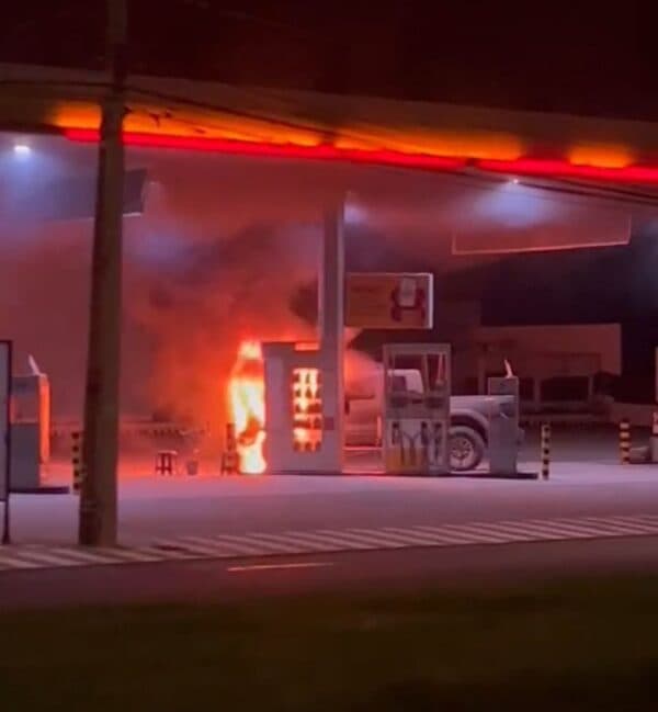 VÍDEO: Carro pega fogo em posto de combustíveis, em Manaus