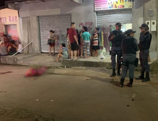 Em Manaus, homem é morto a tiros enquanto conversava com amigo